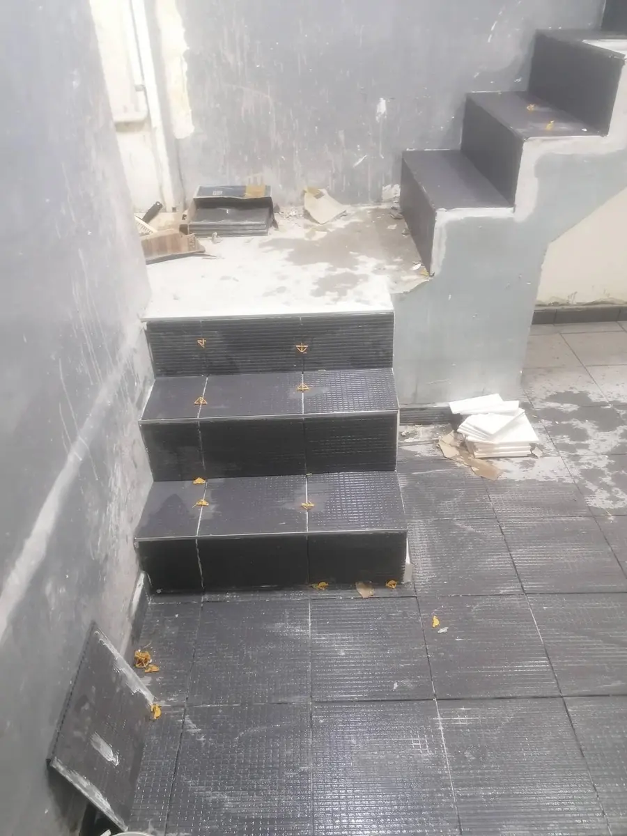 Escadas com revestimento cerâmico escuro