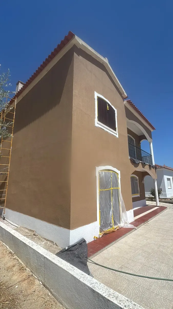 Fachada de moradia em fase de pintura