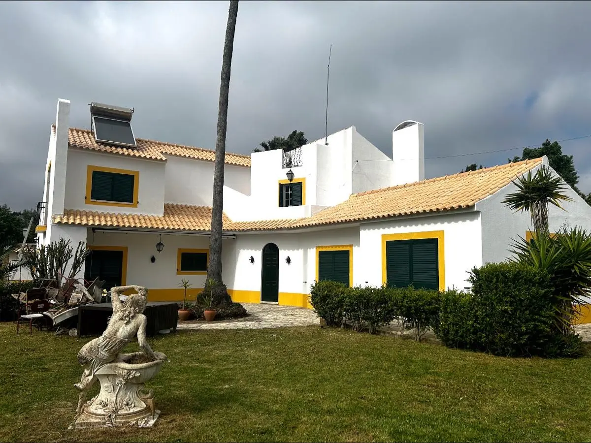 Moradia remodelada pela Remodela Pro, fachada branca com jardim